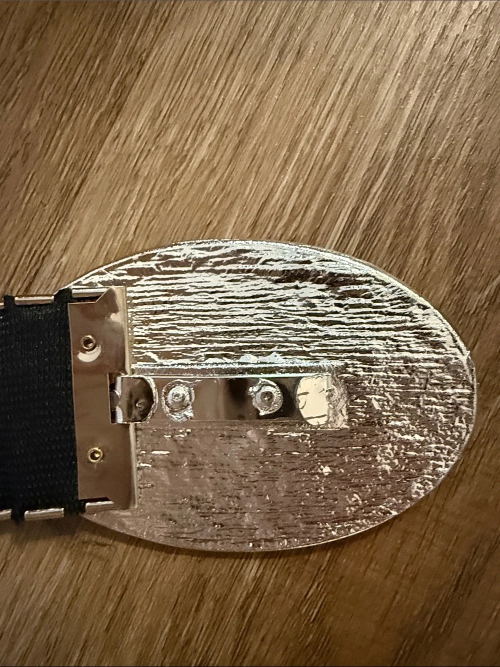 Vintage 1980s silver-tone metallic stretch belt with a fish scale design